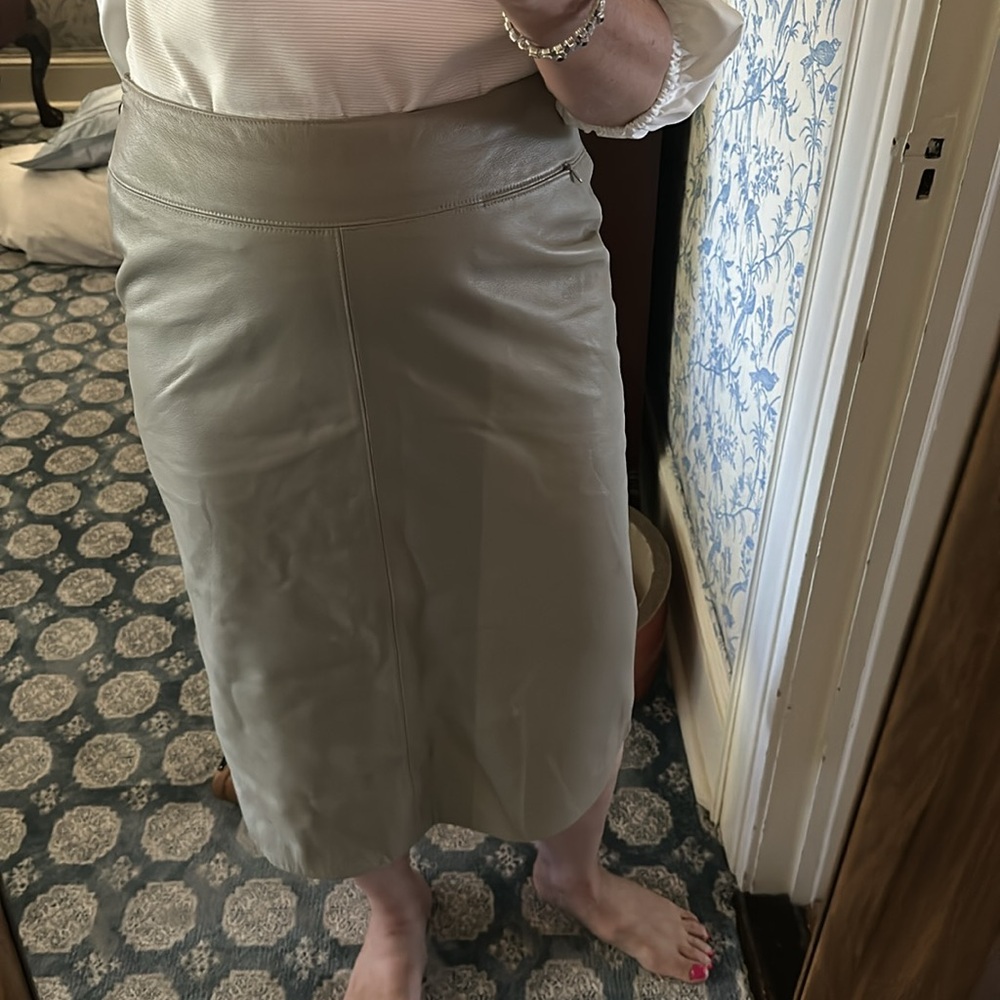 Anne Klein genuine leather lined skirt size 12 flattering straight skirt